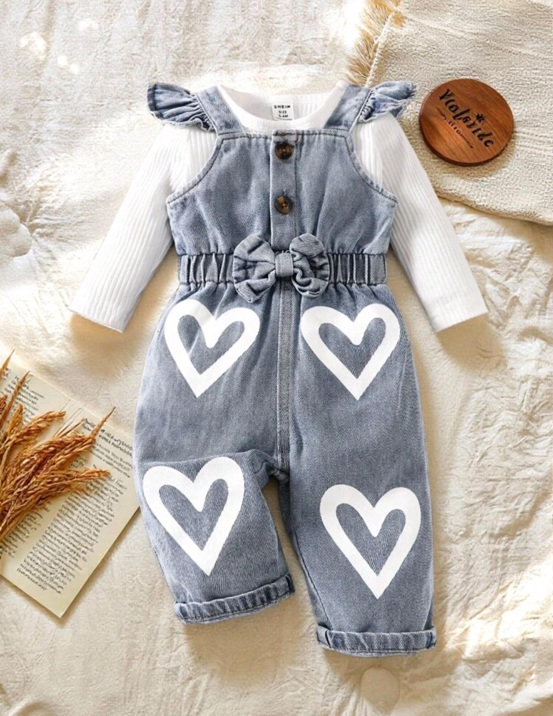 2 Piezas - Suéter acanalado manga larga + overol de jeans con diseño de corazones (blanco)
